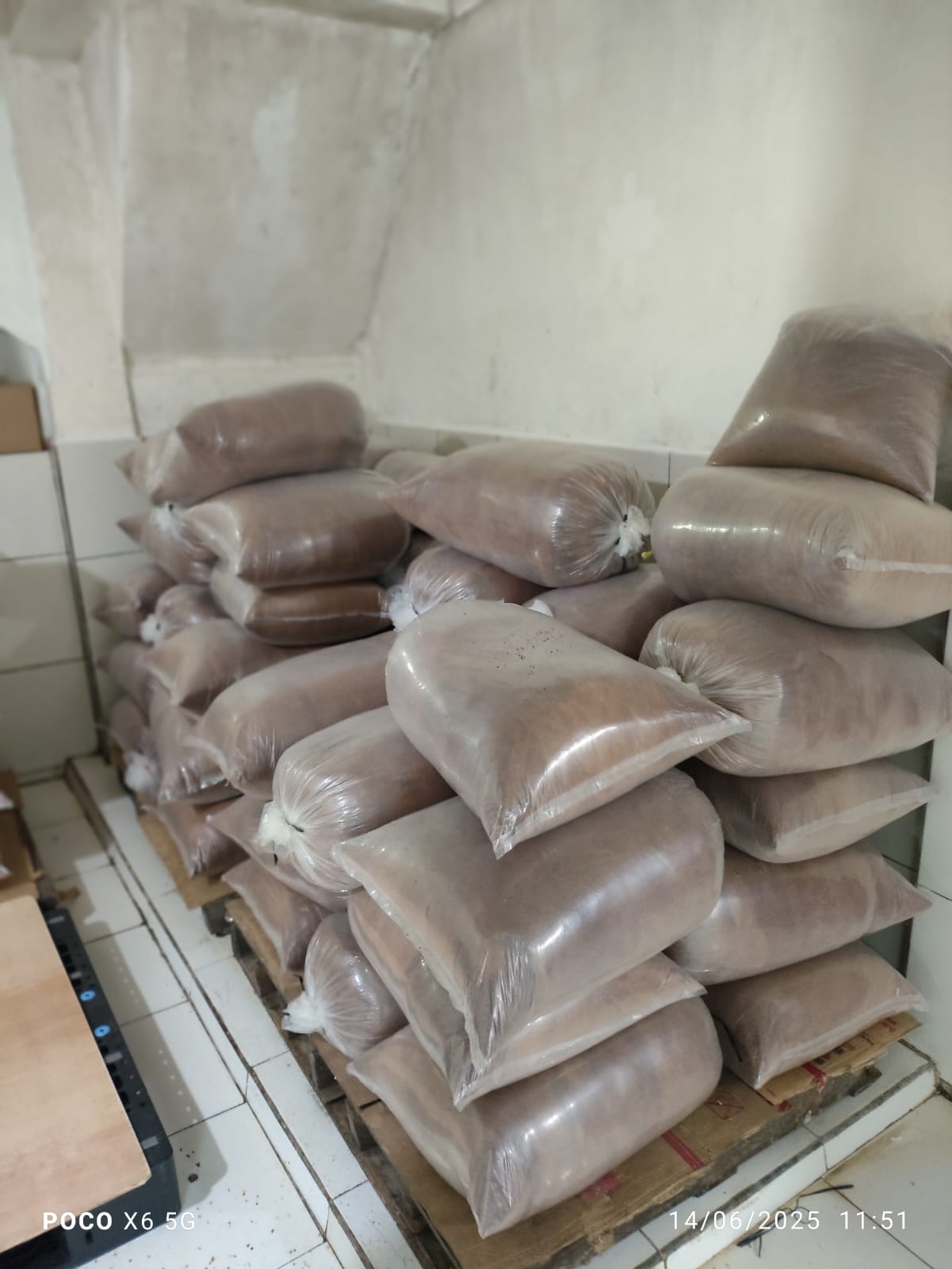 Packaging: Paper Sack with Inner Plastic, Enclosed in a Carton Box with dimension of 60x40x20cm weight 25kg